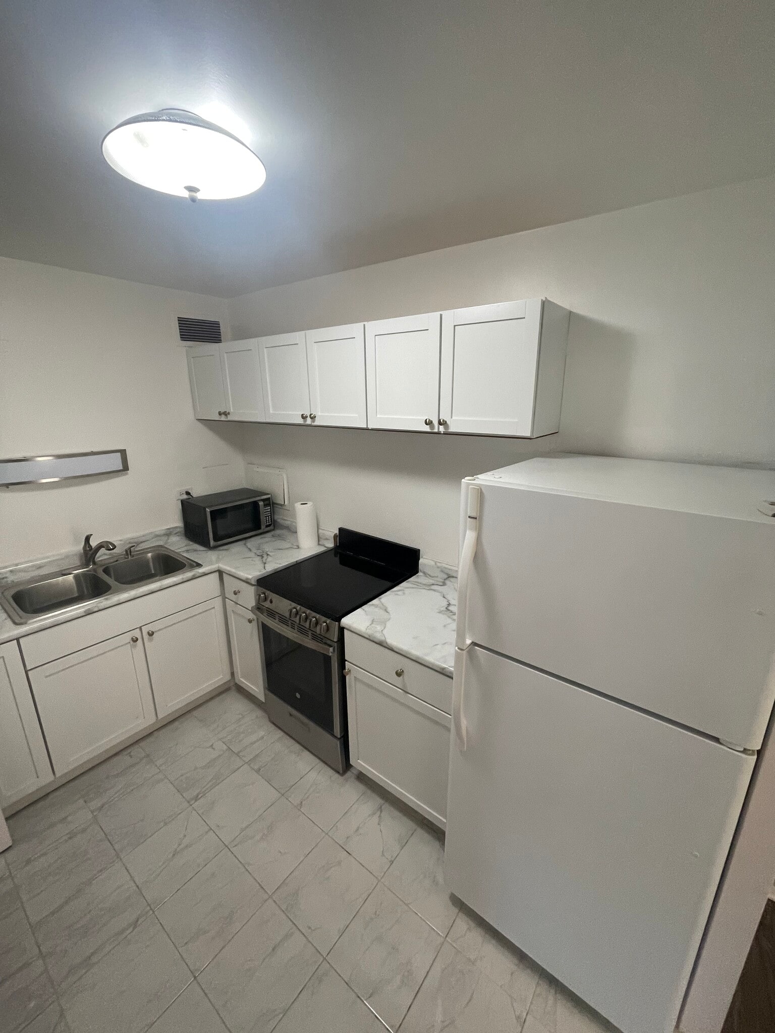 Kitchen - 360 W Wellington Ave
