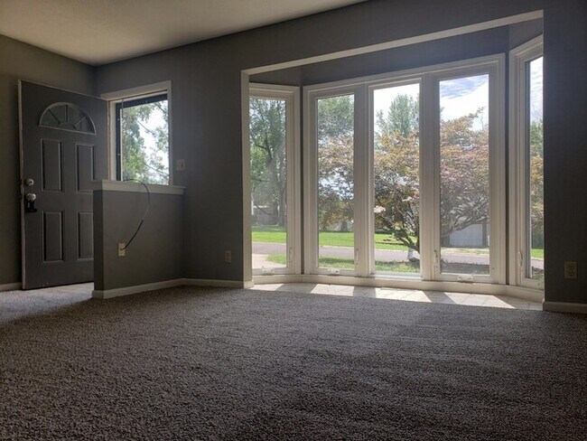 Building Photo - Remodeled Raytown Home-Available NOW!!