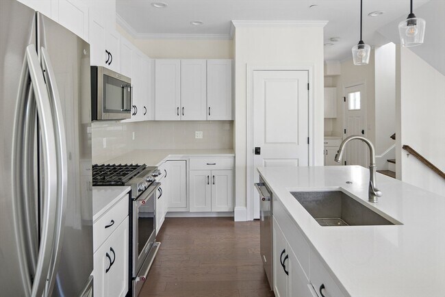 Building Photo - 19 Lily Pond Ln