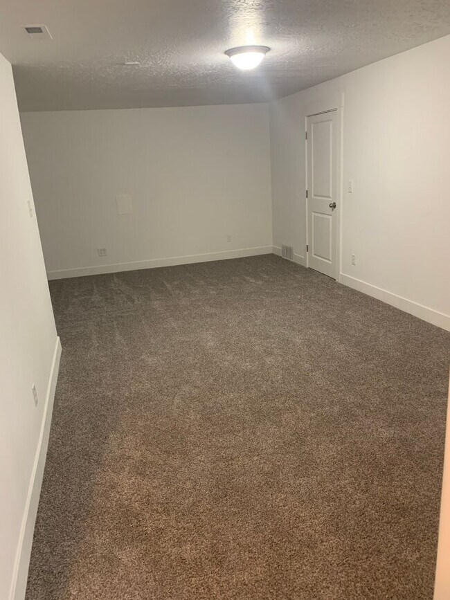 Building Photo - Beautiful Willow Point Townhome