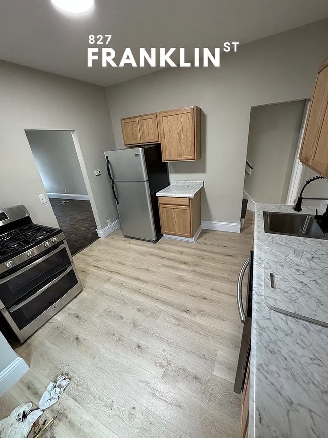 Building Photo - 827 Franklin St