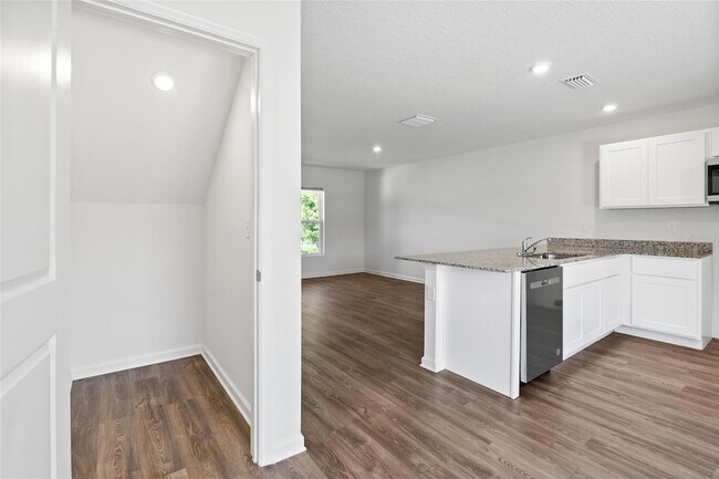 Building Photo - 612-612 Linnet Ct