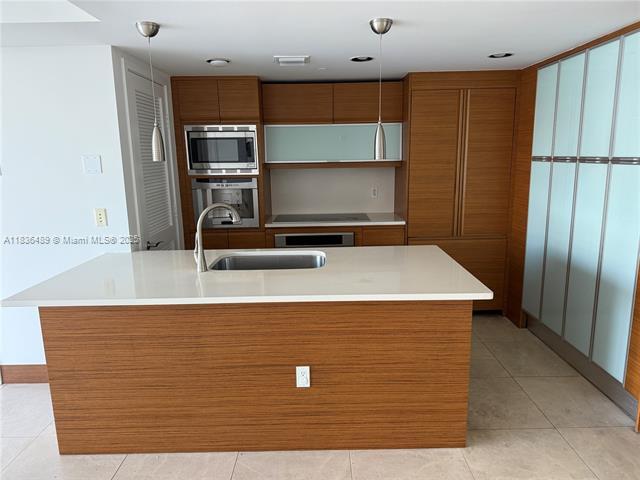 Primary Photo - 5875 Collins Ave