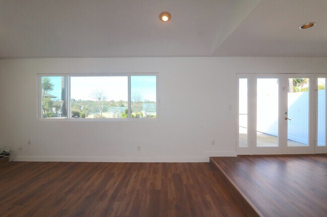 Building Photo - 3 bed/ 2 bath house in University city! Pool/ yard w 2 car garage! Remodeled kitchen and updated ...