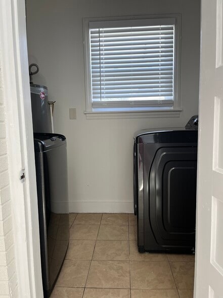 Building Photo - 2730 Eastway Dr