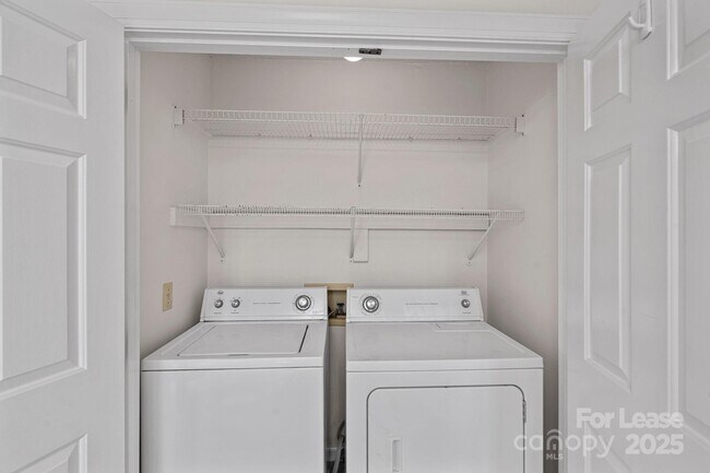 Building Photo - 7117 Kinsmore Ln