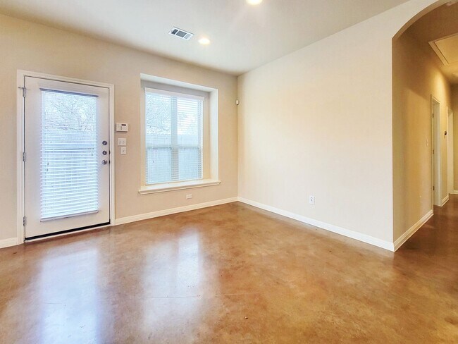Building Photo - Nice 3/BR 2/BA – Cozy & Comfortable Living