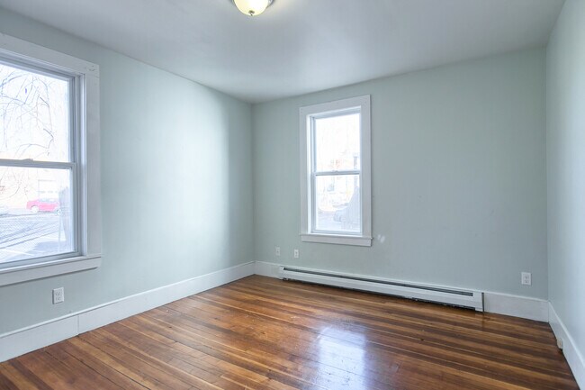 Building Photo - 31 Simon St