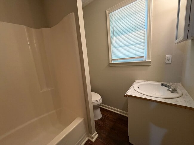 Building Photo - Nice 3/1.5 House in Silver Creek- $1,295