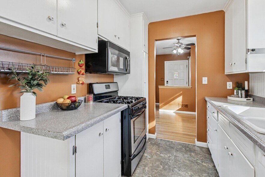 Building Photo - 5800 Moore Lake Dr W