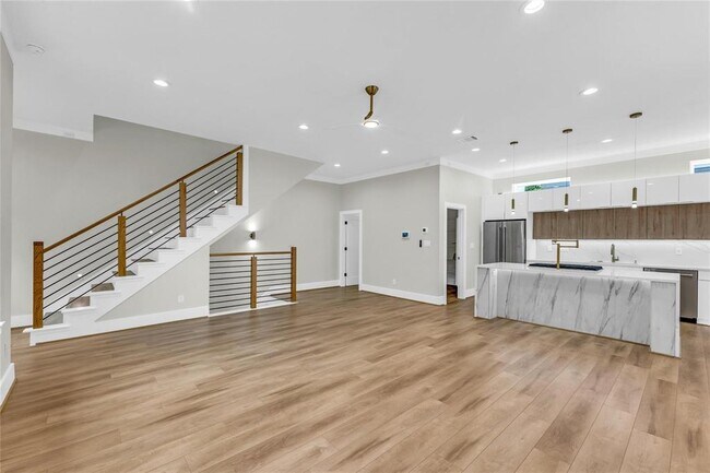 Building Photo - 602 W 28th St