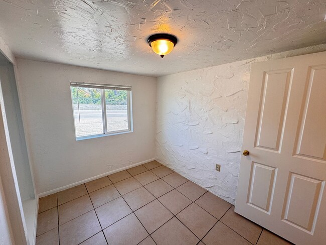Building Photo - 1335 W Vista Way