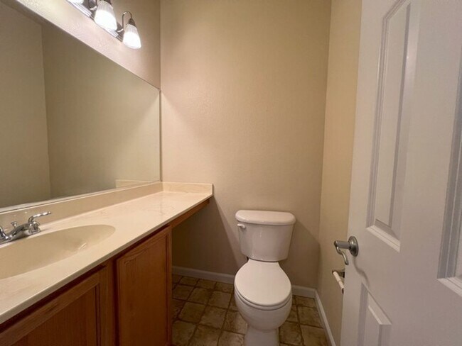 Building Photo - North Reno/UNR: Two Bedroom Townhome