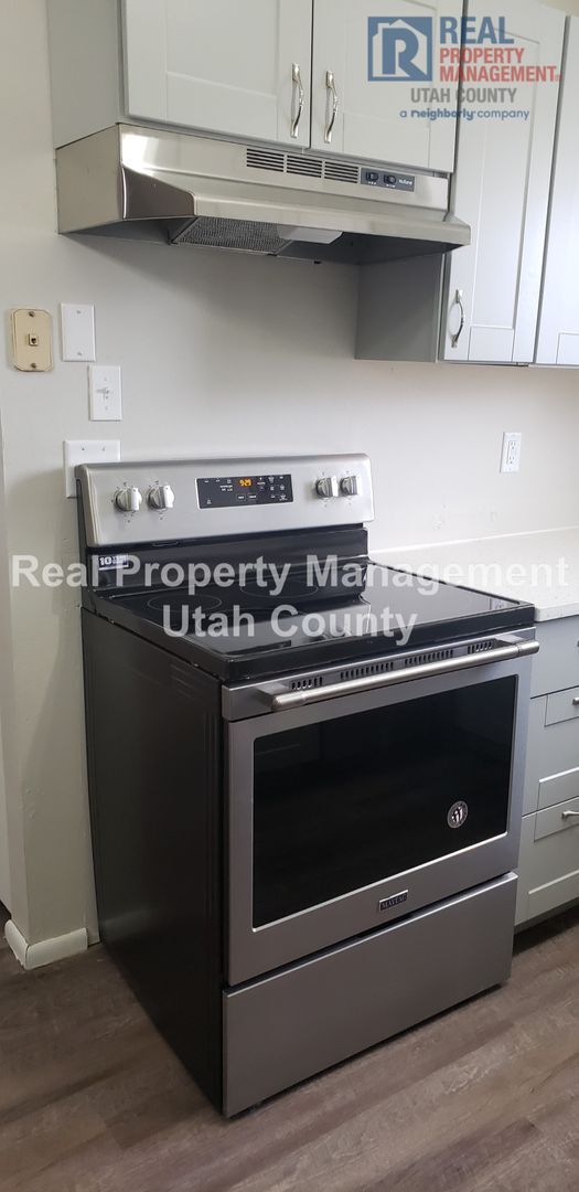 Building Photo - Orem Duplex