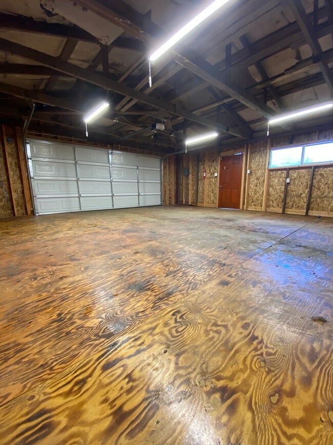 Building Photo - BRING YOUR ATVS - JUST MINUTES FROM THE OREGON DUNES!