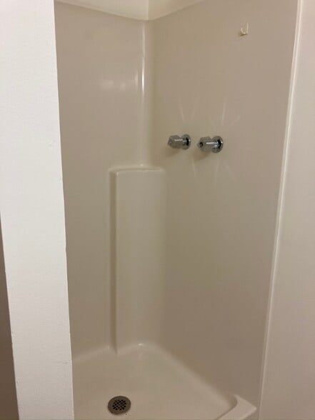 Building Photo - 1210 6th Dr