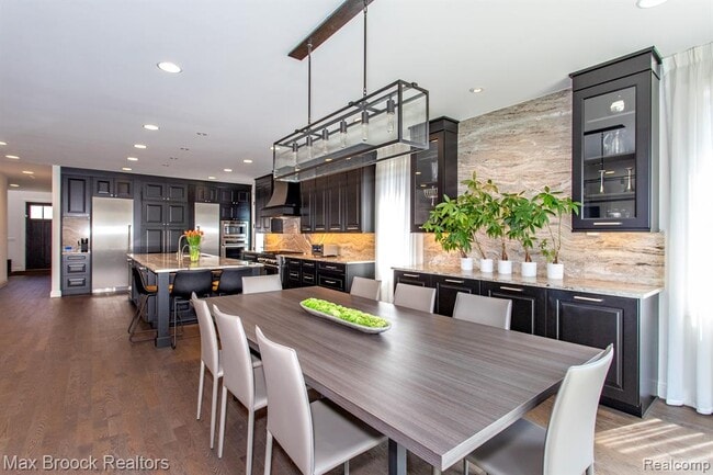 Building Photo - 25925 York Rd