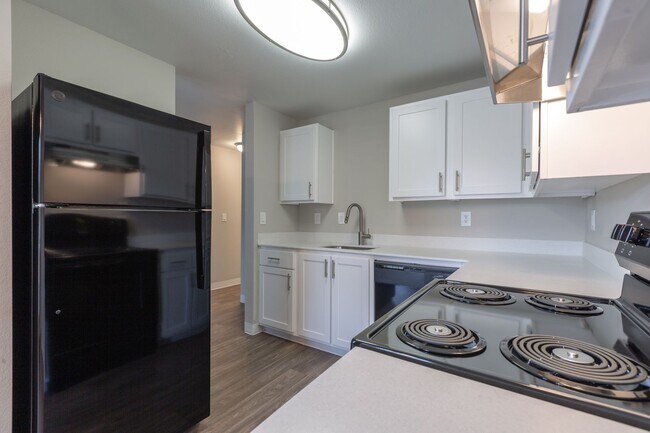 Building Photo - Spacious One Bedroom in Forest Setting! One Month Free!