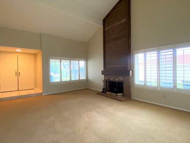 Building Photo - 3BR 3BA home, located in beautiful Solana Beach! Spacious layout with lush landscape