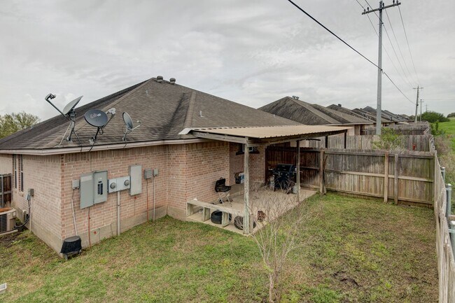 Building Photo - GREAT 3 Bedroom, 3 Bathroom Close to Every...