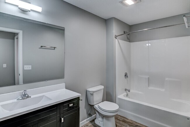 Building Photo - 4 bed, 2 bath