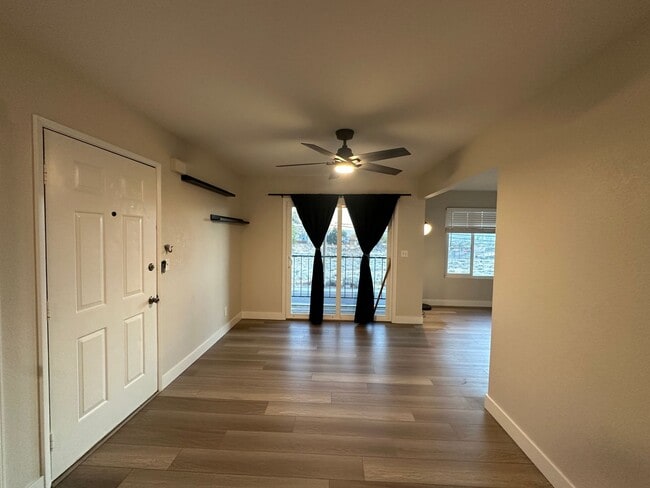 Building Photo - Amazing city views  2 bed 1 bath upstairs ...
