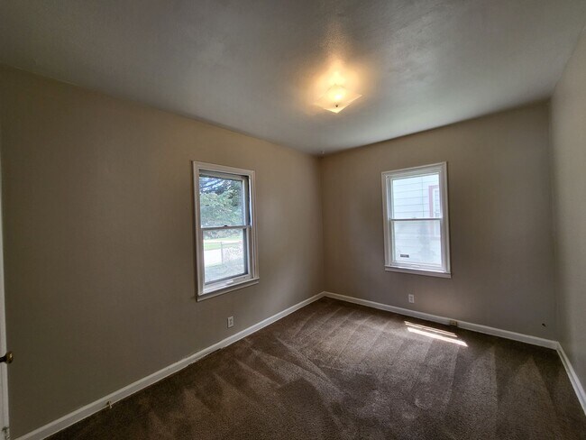 Building Photo - Don't miss this fully fenced back yard, de...