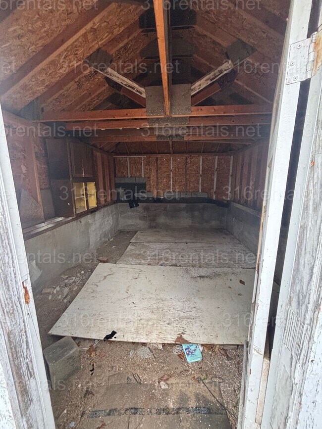 Building Photo - 3 bed 1 bath available NOW!