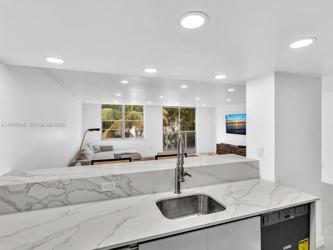 Building Photo - 10000 W Bay Harbor Dr