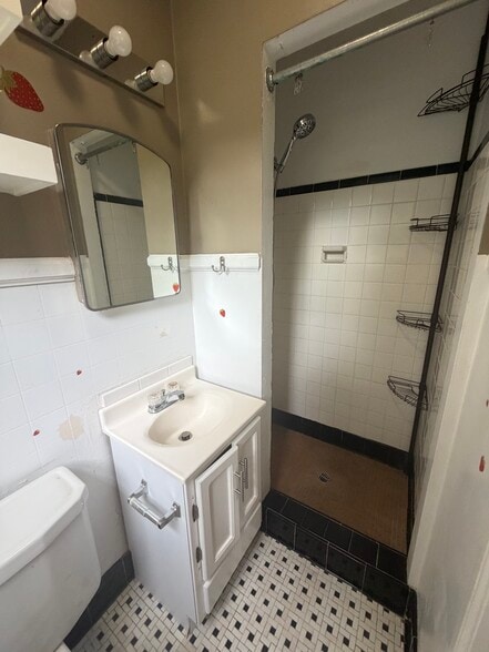 full bathroom - 905 Rountree Ave