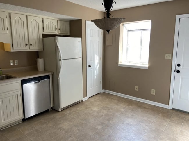 Building Photo - 632 Calhoun St