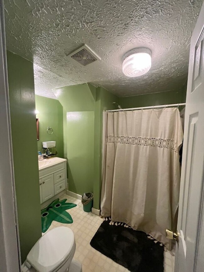 Building Photo - 5 bedroom, 3 bath home- Available August 2026!