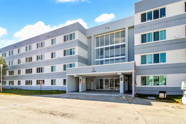 Building Photo - 14850 Naranja Lakes Blvd