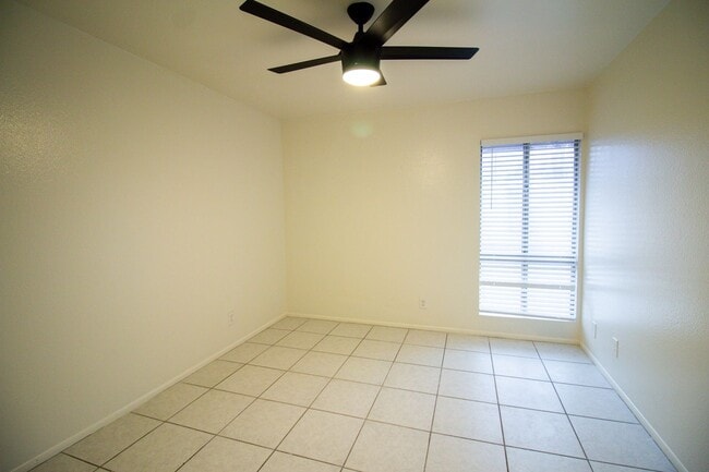 Building Photo - Gated Community 1 Bedroom — All Utilities Paid | First 4 Weeks Free