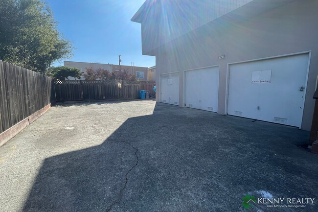Building Photo - 716 Hensley Ave