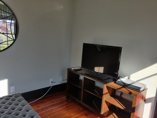 Building Photo - 3 BD DOWNTOWN Single Family House