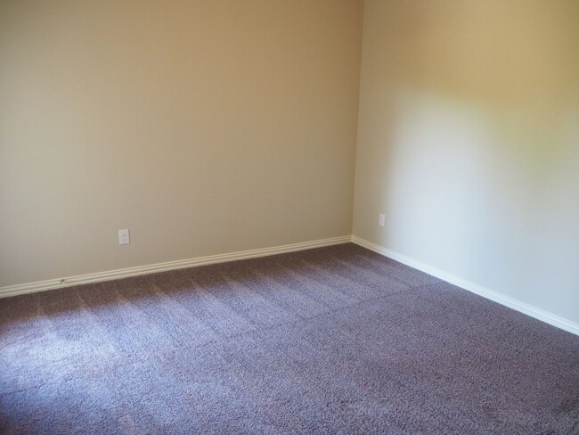 Building Photo - Like NEW 3 Bed 3 Bath Townhouse in Denton