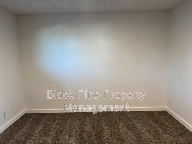 Building Photo - 137 Davis Ave
