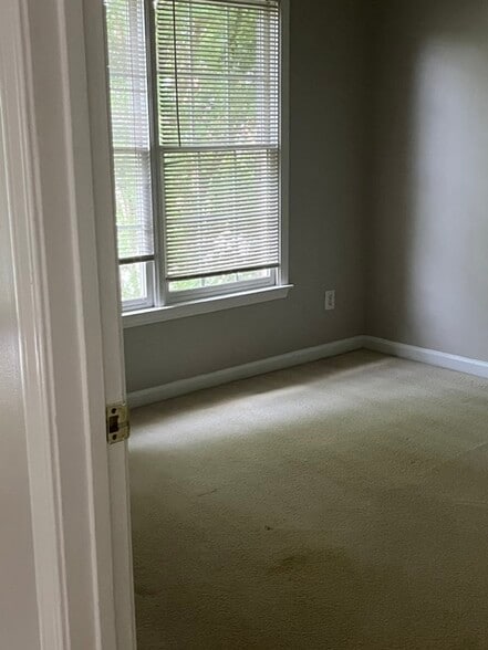 Room upstairs - 1023 Tanners Point Dr