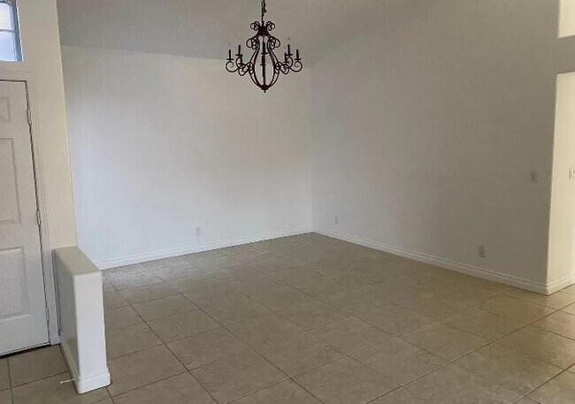 Building Photo - 730 Altacrest Dr