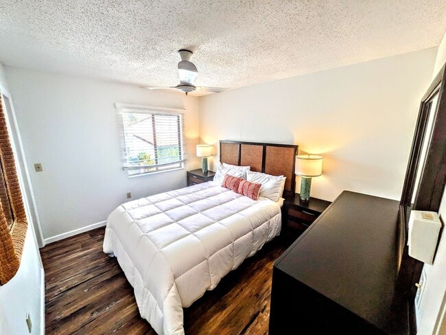 Building Photo - Annual/Seasonal turnkey furnished 2/2 end townhome in waterfront community by Siesta Key!