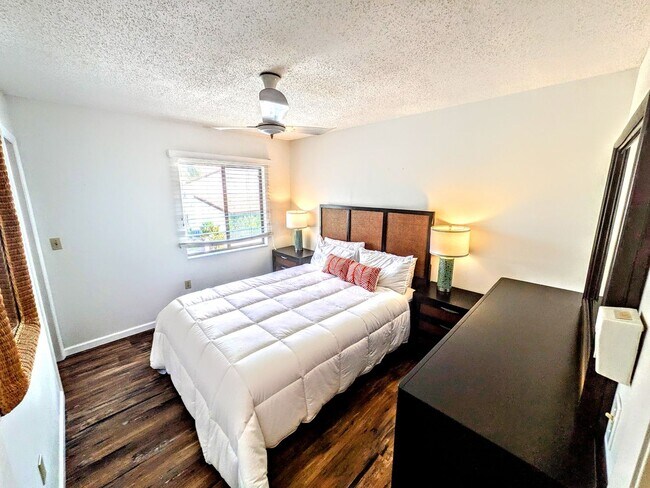 Building Photo - Seasonal, short or annual turnkey furnishe...