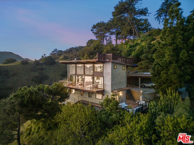 Building Photo - 1735 Summitridge Dr