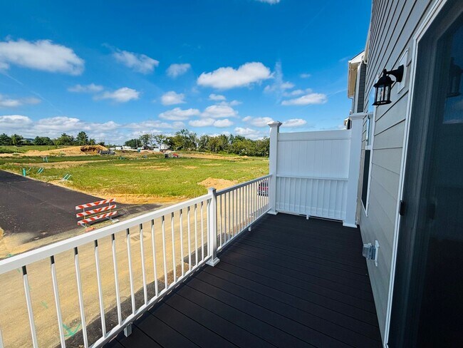 Building Photo - 3 Bedroom 2.5 Bath Townhouse