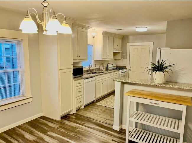 Building Photo - 106 N Eastwood St