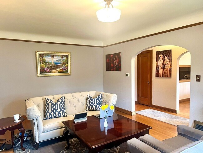 Building Photo - Stunning 3bed/3.5bath Brick Home in Ballard!