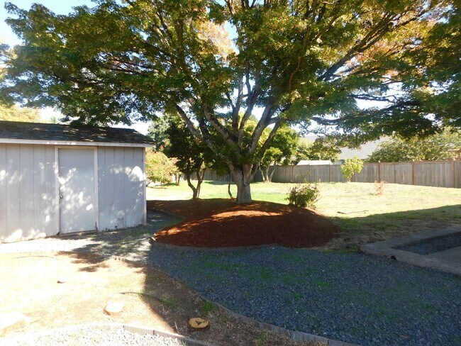 Building Photo - Beautiful 4 Bedroom, 2.5 Bathroom Home in ...