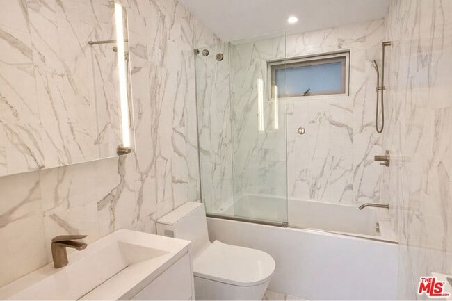 Building Photo - 21 1/2 Wavecrest Ave