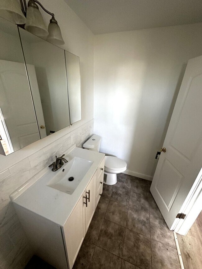 Building Photo - Charming 2/1 with bonus room on HWY 32