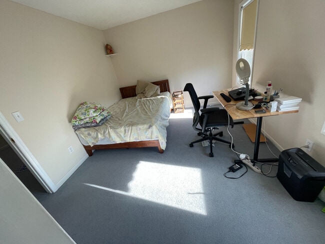 Building Photo - Room in House on Kingsway Dr